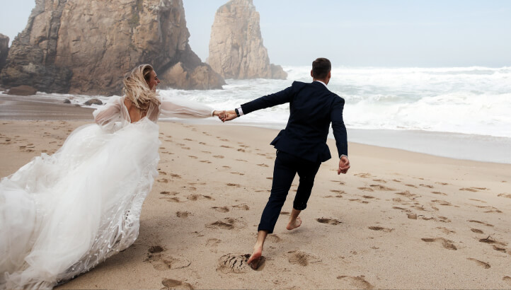 Pareja cortando el pastel